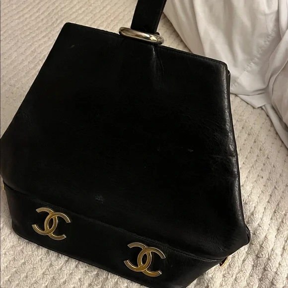 CHANEL Black bag with Gold Details - Picture 1 of 11